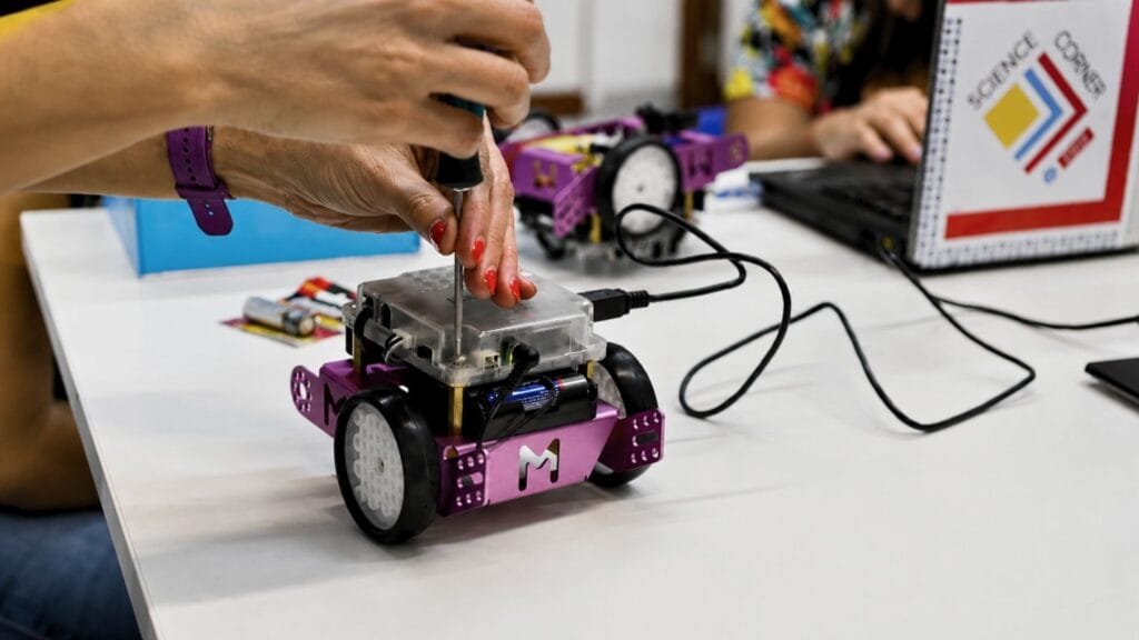 Chicas Programadoras llega a Colombia con GlobalLogic: talleres virtuales gratis de código para adolescentes de 13 a 18 años 1 Participante de Club de Chicas Programadoras ensamblando robot en taller de programación