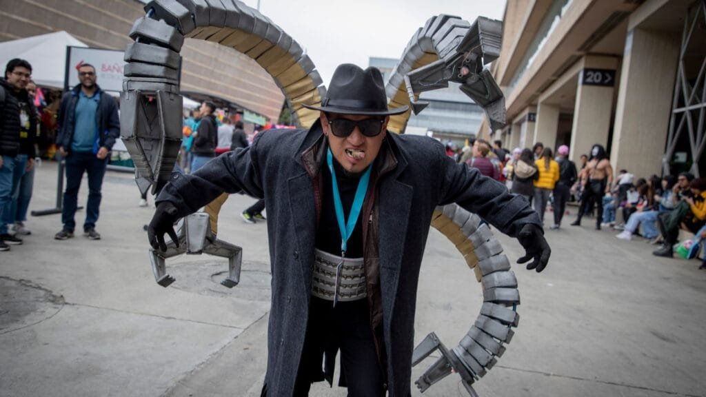 Cosplayer de Doctor Octopus con brazos mecánicos artesanales en Comic Con Colombia Corferias
