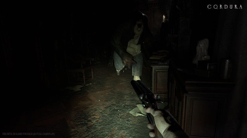 Garage51 revela el tráiler de jugabilidad de CORDURA, el terror cooperativo donde no puedes confiar ni en tu equipo 3 Criatura enemiga en CORDURA avanzando por habitación oscura victoriana en PS5
