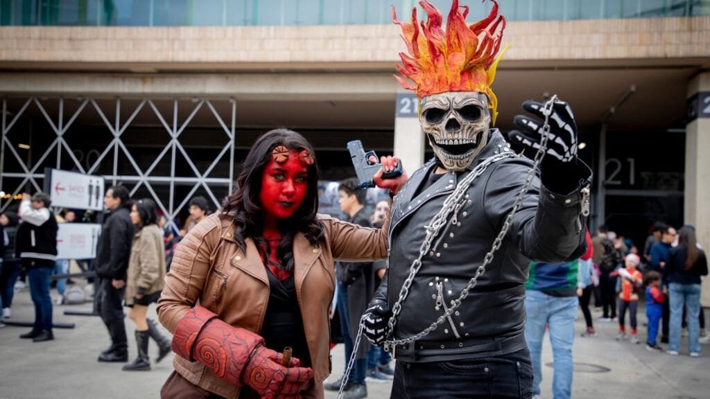 Cosplayers de Hellboy y Ghost Rider mostrando maquillaje y accesorios en Comic Con Colombia
