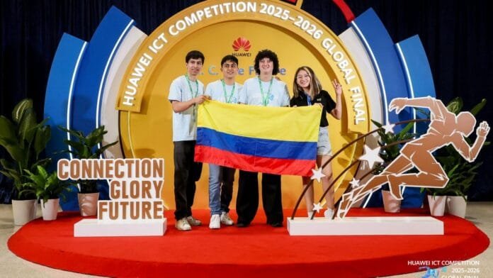 huawei-ict-competition-2026-colombia-podio Equipo colombiano con bandera de Colombia en la final mundial de Huawei ICT Competition 2026 en Shenzhen