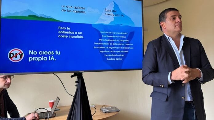Juan Manuel Mesa, Country Manager de Salesforce Colombia, presenta la diapositiva del 