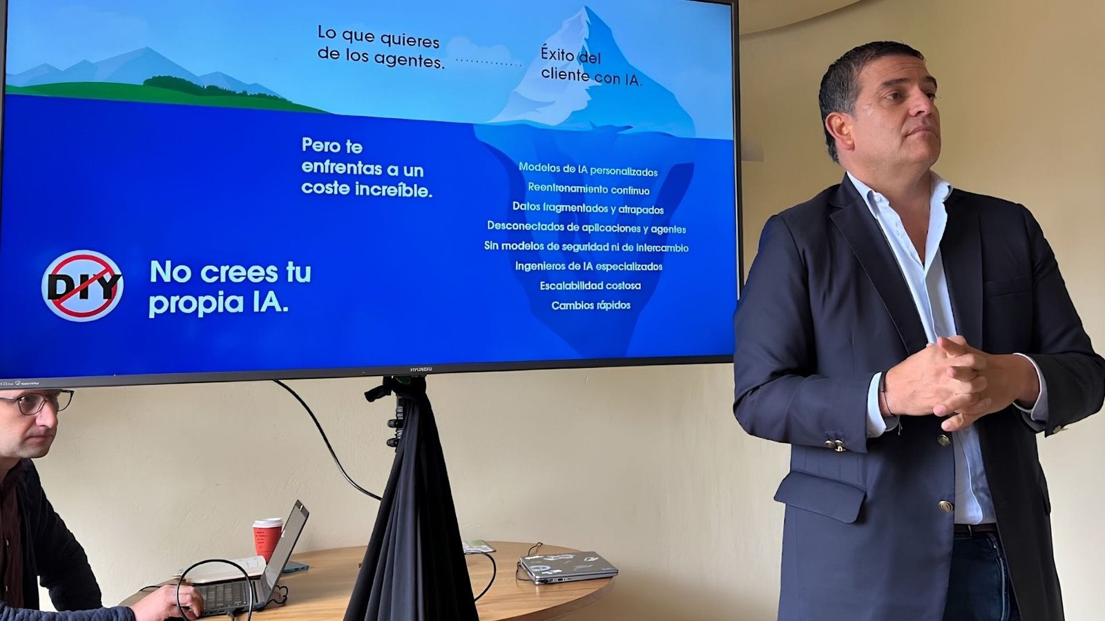 Juan Manuel Mesa, Country Manager de Salesforce Colombia, presenta la diapositiva del 