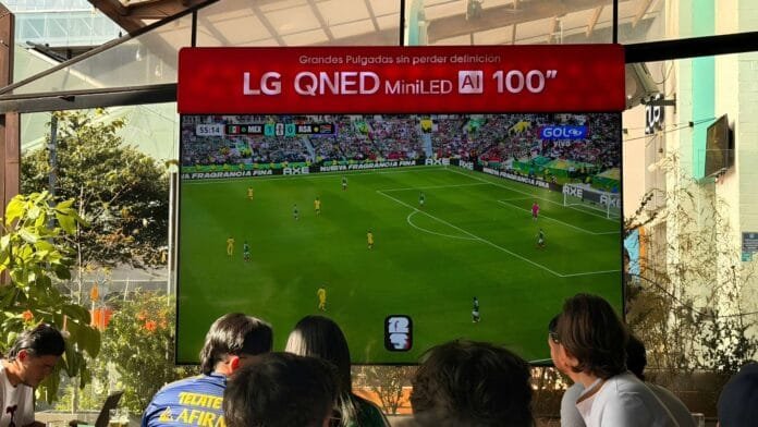 lg-qned-100-pulgadas-mundial-2026-bogota LG QNED MiniLED AI 100 pulgadas transmitiendo el partido inaugural del Mundial 2026 en Bogotá