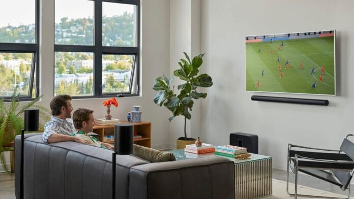 Sistema Sonos con barra de sonido Arc Ultra y parlantes Era 300 para ver fútbol en casa con surround