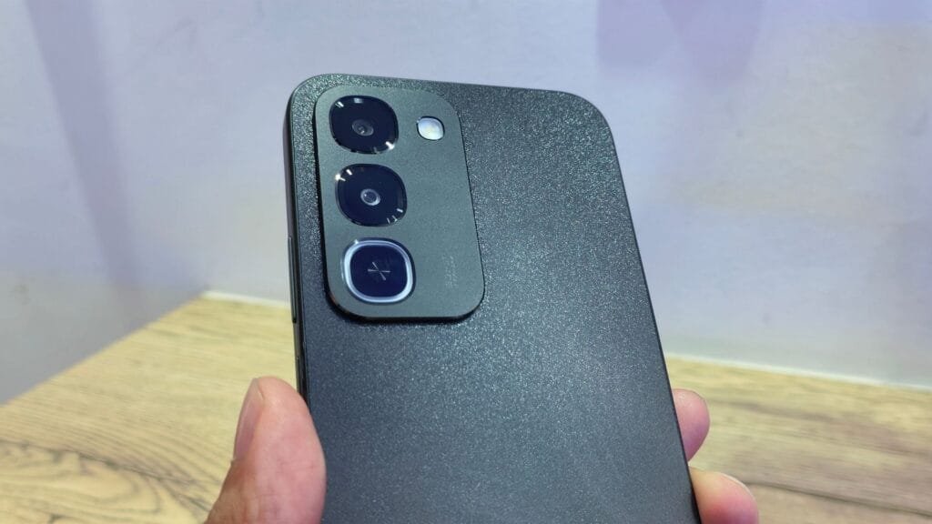 realme C100 en Colombia: batería de 8.000 mAh y resistencia IP69 Pro. Esta es su reseña completa 2 Detalle del módulo de cámara trasera del realme C100 con acabado granulado y protección ArmorShell