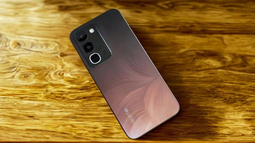 realme C100 en Colombia: batería de 8.000 mAh y resistencia IP69 Pro. Esta es su reseña completa 3 Parte trasera del realme C100 en color Endurance Brown mostrando el diseño Blooming Design disponible en Colombia