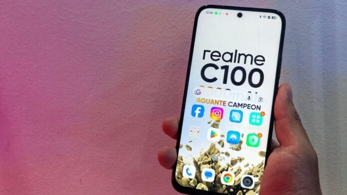 realme-c100-pantalla-encendida-wallpaper-colombia realme C100 con pantalla encendida mostrando el wallpaper oficial Aguante Campeón en Colombia