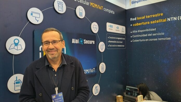 Rafael Escobar de Alai Secure explicando la tecnología M2M/IoT en la Feria ESS+ Bogotá