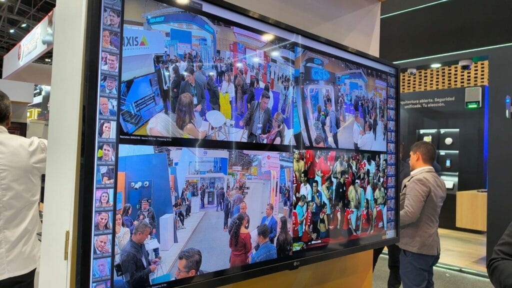 Pantalla con analítica de reconocimiento facial durante la Feria ESS+ en Bogotá