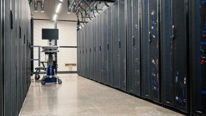 consumo-agua-centros-datos-ia-hero Pasillo de un centro de datos que consume agua para refrigerar sus servidores