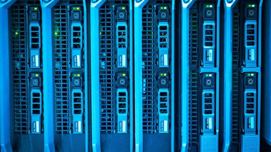 El agua ya es tan crítica para la IA como los chips: ¿cuánto le está costando al planeta esta carrera? 1 Discos y servidores en un rack que requieren refrigeración constante
