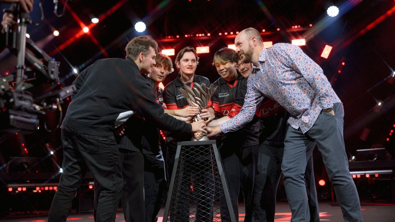 100 Thieves campeón del VCT Americas Stage 2 levantando el trofeo