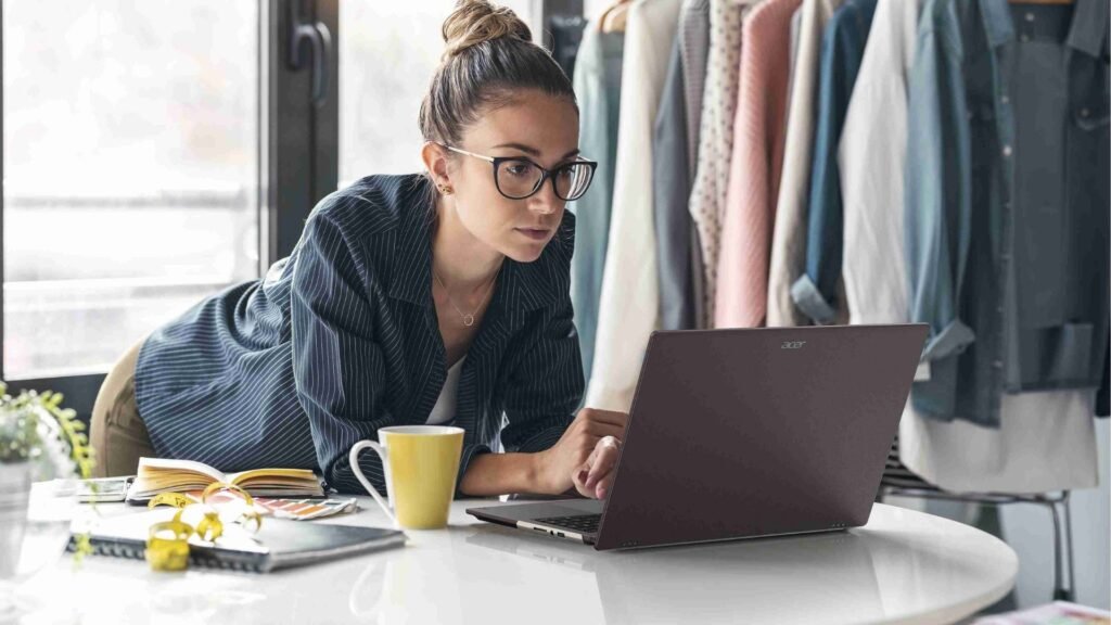 Qué significa que una laptop sea "reparable por el usuario": así funciona en la Acer Vero 16, con batería y SSD que puedes cambiar tú mismo 2 Acer Vero 16 en uso cotidiano con pantalla OLED de 16 pulgadas