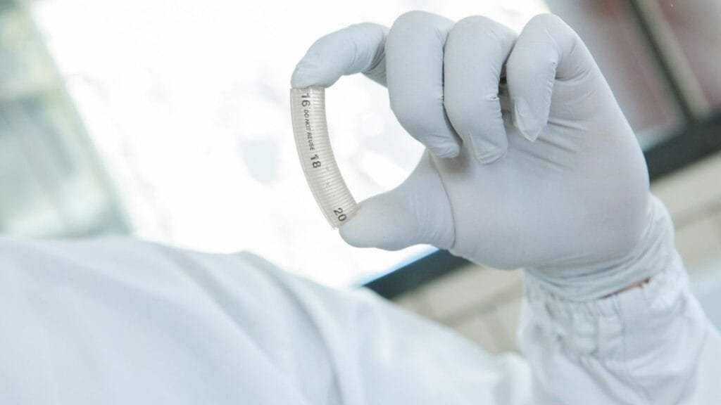 Una javeriana ganó el James Dyson Award 2026 escaneando un brazo con el celular, y dos proyectos más avanzan a la final mundial 5 Catéter de hemodiálisis, el dispositivo que protege el recubrimiento antimicrobiano de NanoShield