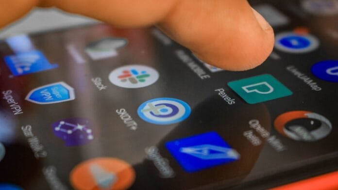 Cómo eliminar una app maliciosa del celular en Android e iPhone