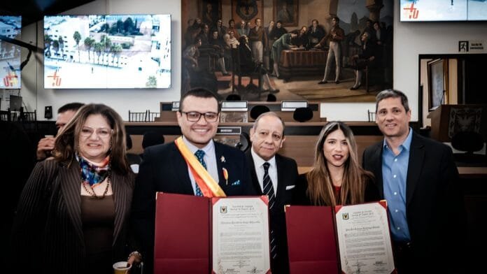 concejo-bogota-condecora-jhonatan-rojas-ahumada-orden-civil-merito Jhonatan Rojas Ahumada posa con su condecoración junto a otros asistentes en el Recinto Los Comuneros del Concejo de Bogotá
