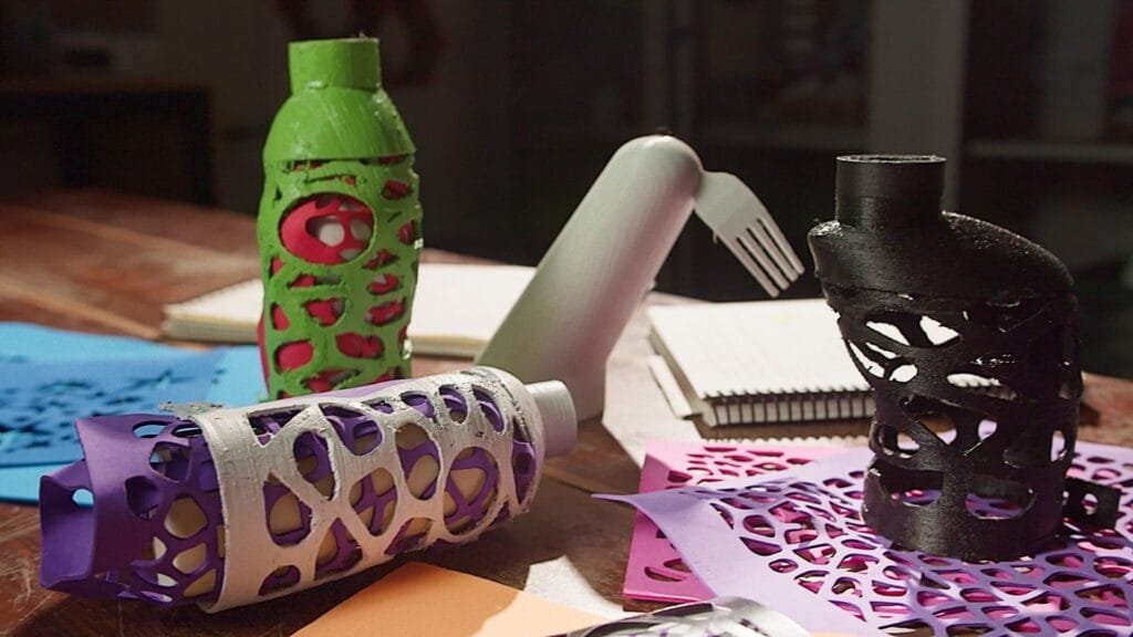 Una javeriana ganó el James Dyson Award 2026 escaneando un brazo con el celular, y dos proyectos más avanzan a la final mundial 1 Prototipos de Encaja: distintos encajes protésicos impresos en 3D en varios colores y tamaños