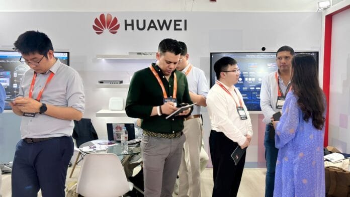 huawei-andicom-2026-stand-cartagena Stand de Huawei en ANDICOM 2026 con visitantes en Cartagena