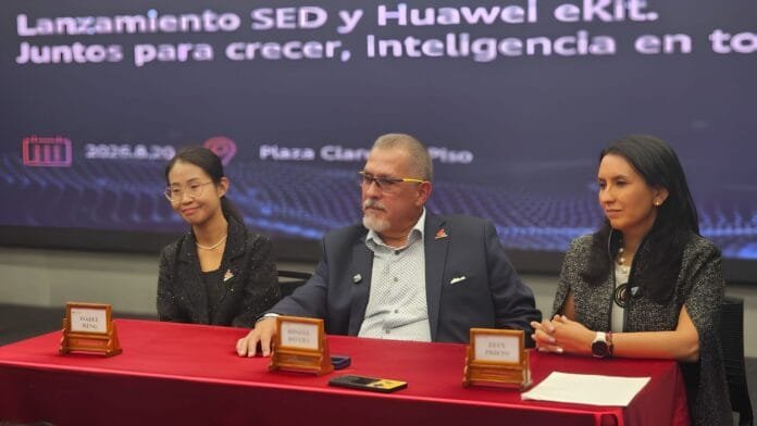 huawei-ekit-sed-international-alianza-colombia Voceros de Huawei y SED International en el anuncio de la alianza eKit en Bogotá