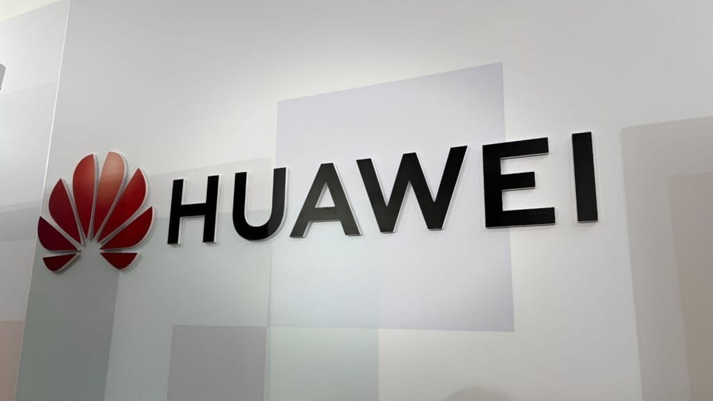 Huawei lleva a ANDICOM 2026 su estrategia de IA contra IA en ciberseguridad y reexhibe eKit para las pymes colombianas 1 Logo de Huawei en su stand durante ANDICOM 2026