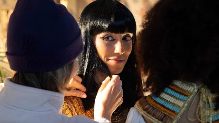 humankind-2-trailer-maquillaje-set-egipcio Maquilladora ajustando peluca en el set egipcio del tráiler de HUMANKIND 2