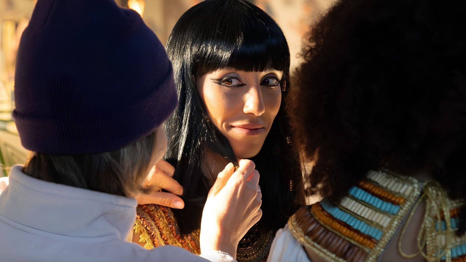 Maquilladora ajustando peluca en el set egipcio del tráiler de HUMANKIND 2
