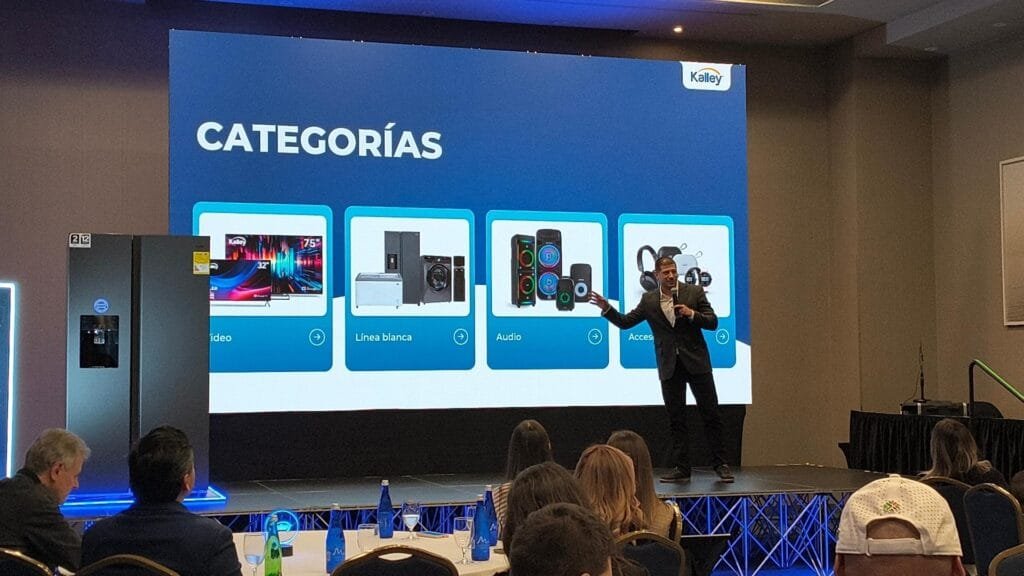 Categorías del catálogo Kalley mostradas en el evento: línea blanca, audio y celulares