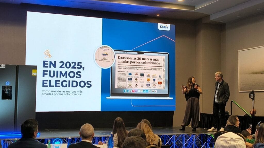 Presentación del nuevo nevecón Kalley en el escenario del evento en Bogotá