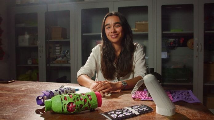 laura-echeverri-encaja-james-dyson-award-colombia-2026 Laura Echeverri, ganadora del James Dyson Award Colombia 2026, con los encajes protésicos de Encaja