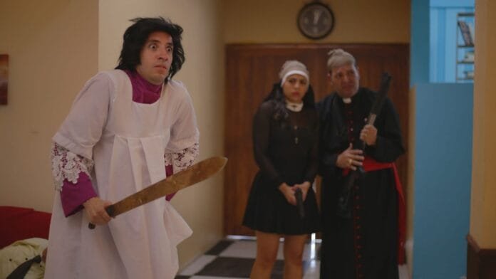 Escena de 'Locos x la Plata' con los asaltantes disfrazados de religiosos