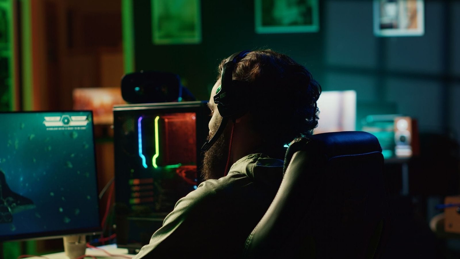 Jugador frente a su computador mientras hackers distribuían malware por YouTube
