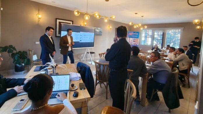 Masterclass de WDC Networks y Huawei en Bogotá con voceros presentando ante representantes de Educación y Salud
