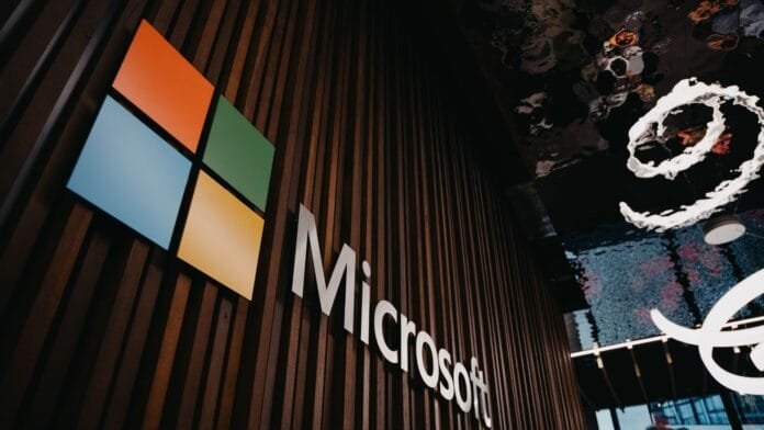 Letrero de Microsoft en oficina, contexto de seguridad en Microsoft 365