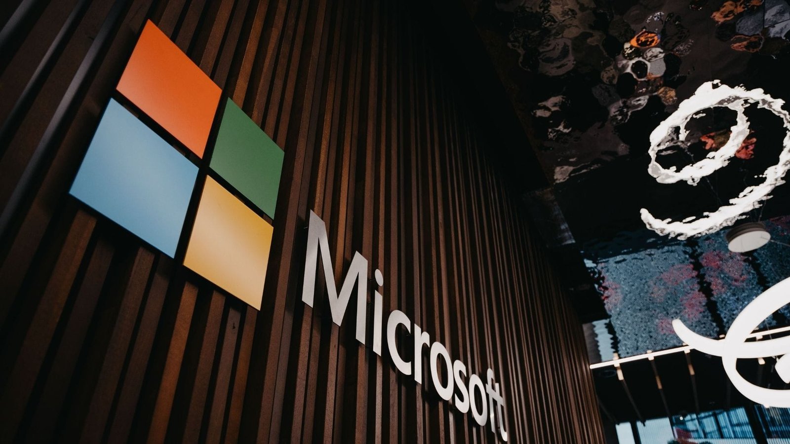Letrero de Microsoft en oficina, contexto de seguridad en Microsoft 365