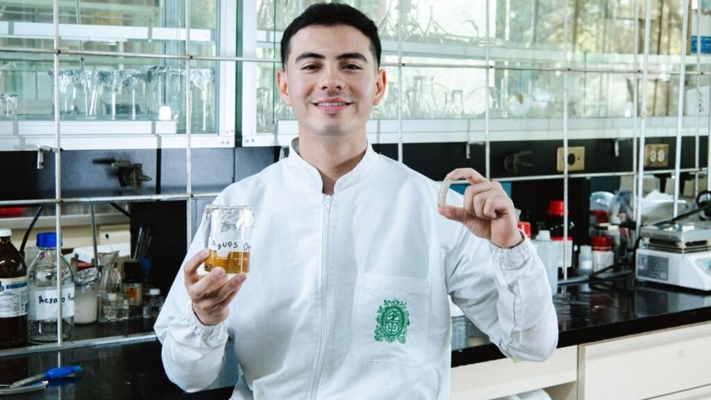 Una javeriana ganó el James Dyson Award 2026 escaneando un brazo con el celular, y dos proyectos más avanzan a la final mundial 4 Omar Santiago Acevedo, creador de NanoShield, en el laboratorio de la Universidad de Antioquia
