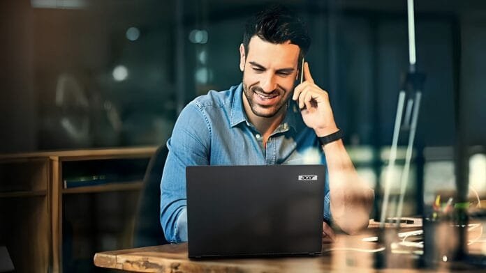 proteger-datos-laptop-viajar-guia Persona usando su laptop mientras viaja por trabajo con conexión segura