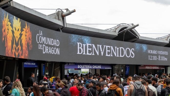 Entrada de SOFA en Corferias Bogotá con la multitud de visitantes