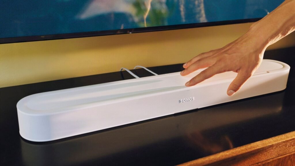 Sonos Beam Ultra blanca instalada bajo un televisor