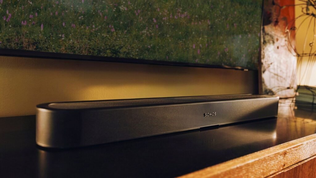 Sonos Beam Ultra en negro sobre mueble de TV, barra compacta con Dolby Atmos