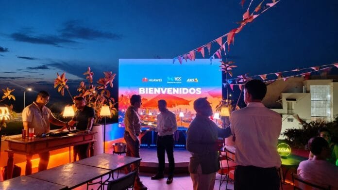 Pantalla de bienvenida de Sunset Connect con logos de Huawei, WDC Networks y Axis Communications durante Andicom 2026 en Cartagena