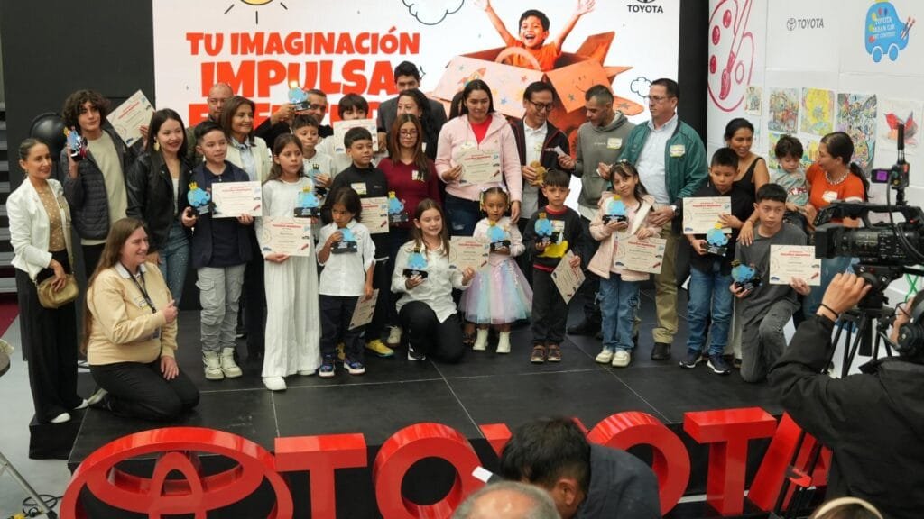 Ganadores del Toyota Dream Car Art Contest 2026 en Colombia con sus certificados
