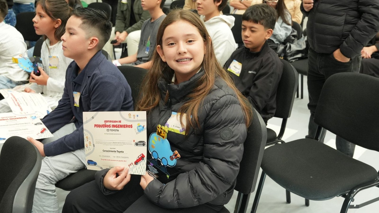 toyota-dream-car-ganadora-colombia-certificado Niña ganadora del Toyota Dream Car sostiene su certificado de reconocimiento