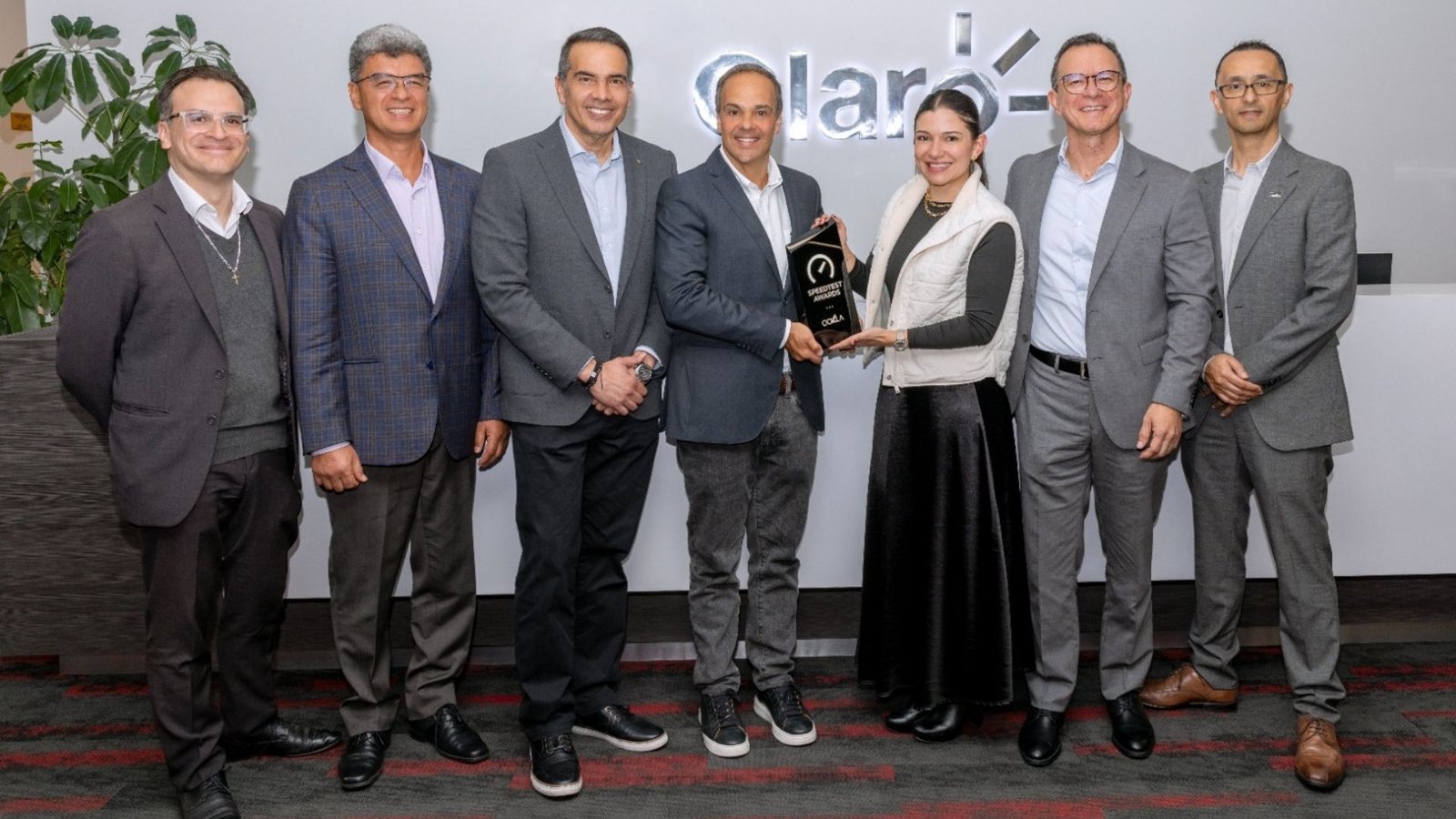 Ejecutivos de Claro con el premio Ookla a la red móvil más rápida de Colombia 2026