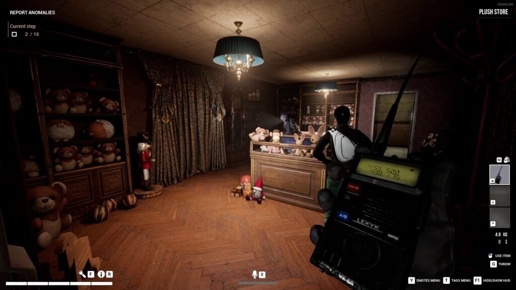 Dark Hours: Anomalies, qué es, cómo se juega y cómo acceder gratis el 22 de octubre si ya tienes Dark Hours 2 Anomalías de Dark Hours: Anomalies en una tienda de peluches con walkie-talkie