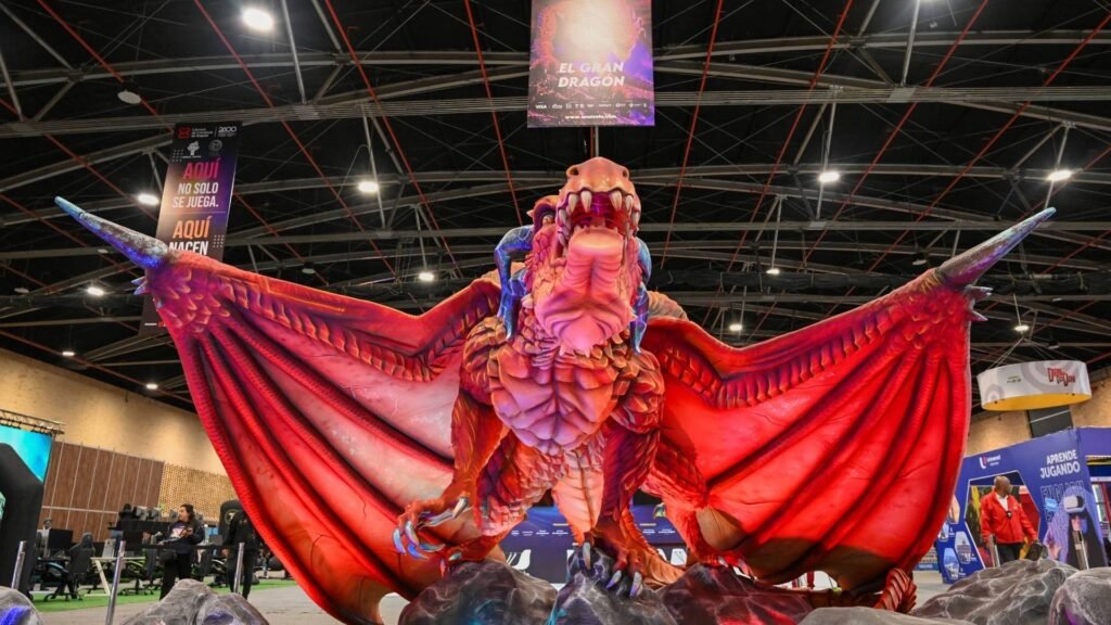 ¿Dónde comer en SOFA 2026? Guía con precios de crepes, perros coreanos, chocolates y comida colombiana en Corferias 1 El Gran Dragón de SOFA 2026 dentro de Corferias, Bogotá