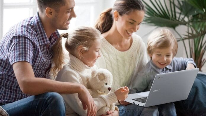 vale-la-pena-chromebook-colombia ¿Vale la pena un Chromebook en Colombia? Familia usando un Acer Chromebook en casa